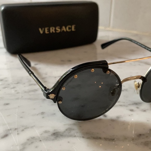 Versace sunglasses - Picture 2 of 3